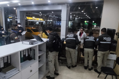 Los agentes fiscales revisaron la documentación disponible en el lugar donde funcionaría la captación ilegal de dinero.