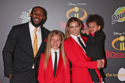 Fotografía de archivo donde aparece el bailarín Stephen "tWitch" Boss (i), junto a su familia.