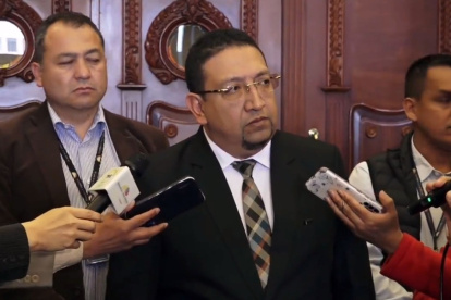 Situación. Virgilio Saquicela compartió la indignación de los demás asambleístas por las disculpas públicas.