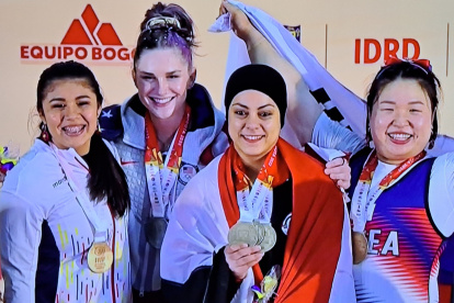Bella Paredes (i) junto a las medallas de oro y plata del Mundial en Colombia.