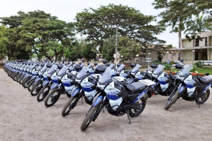 Adquisición. Además de las motos, se compraron camionetas y un bus.