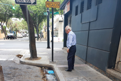 Carlos Rodríguez muestra el sitio donde está taponada la alcantarilla, en el barrio Orellana.