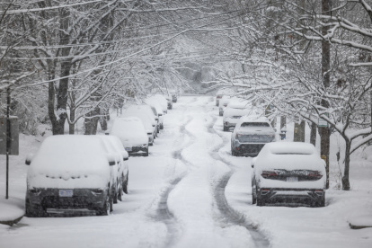 Vista de autos cubiertos por nieve tras una tormenta invernal, en una fotografía de archivo. EFE/Jim Lo Scalzo