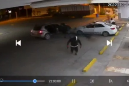 Las cámaras del lugar registraron la agresión.