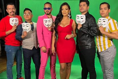 Reynaldo Vásquez, Leonardo Quezada, Santiago Castro, Dora West y Poncho Quintero y Dietter Hoffman integran el staff de presentadores del espacio de farándula.