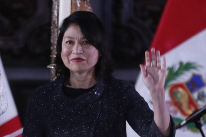 La ministra de Relaciones Exteriores de Perú, Ana Cecilia Gervasi Diaz (d), el 10 de diciembre de 2022. EFE/Paolo Aguilar