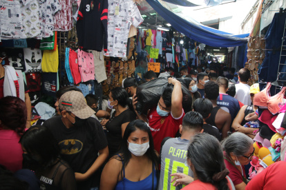 Comercio. Las típicas compras navideñas que se realizan en la Bahía.