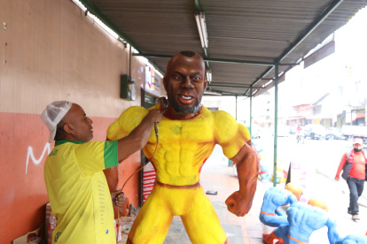 Artesanos. Los comerciantes le dan los últimos retoques a los monigotes que continúan elaborando. Esperan que las ventas en este 2022 sean mejores que años anteriores.