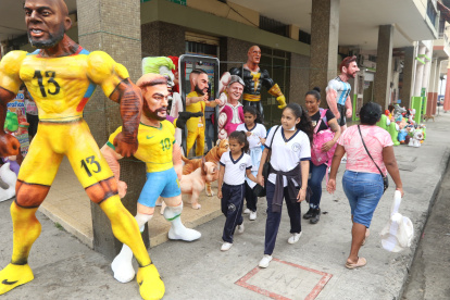 Monigotes. A lo largo de la calle 6 de Marzo se observa toda clase de muñecos que están a la venta. Los deportistas y los artistas, entre los más vendidos.