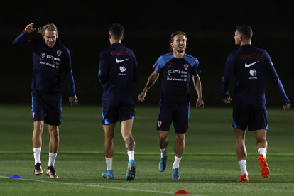 EVE2270. DOHA, 15/12/2022.- Los jugadores de Croacia Dejan Lovren (d), Luca Modric (2d), Ivan Perisic (2i), y Domagoj Vida (i) durante el entrenamiento de su selección este jueves, de cara al partido por el tercer puesto del Mundial Qatar 2022 que les enfrenta a Marruecos. EFE/Alberto Estévez