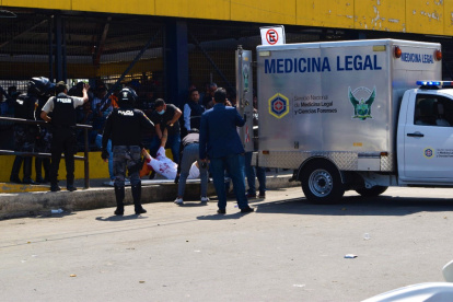 Sitio. El cuerpo de Julio Montero quedó a la entrada del mercado.