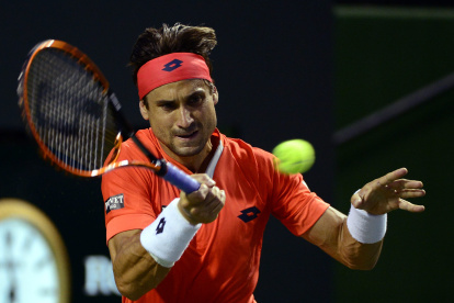 INDIAN WELLS (ESTADOS UNIDOS), 15/12/2022.- Fotografía de archivo tomada el 16 de marzo de 2015 que muestra al tenista español David Ferrer ante el australiano Bernard Tomic en un partido del torneo de Indian Wells, California, Estados Unidos. Ferrer ha sido designado este jueves por la Real Federación Española de Tenis (RFET) como nuevo capitán español de Copa Davis para las tres próximas temporadas en sustitución de Sergi Bruguera.  EFE/MICHAEL NELSON