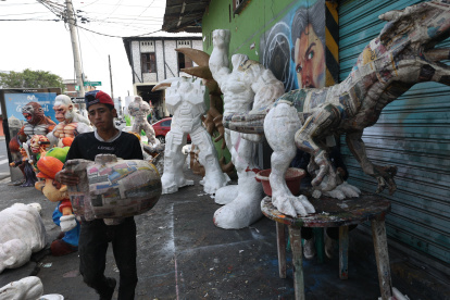 Trabajos. En plena vía se observa el trabajo artesanal.