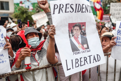 Manifestantes muestran su apoyo hacia el presidente Pedro Castillo y su exigen libertad hoy, en los exteriores del recinto donde se encuentra Castillo, en el distrito de Ate en Lima (Perú).