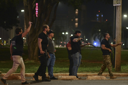 Policías intentan dispersar el pasado lunes una manifestación de seguidores del saliente presidente de Brasil, Jair Bolsonaro, en Brasilia (Brasil). /ANDRÉ BORGES