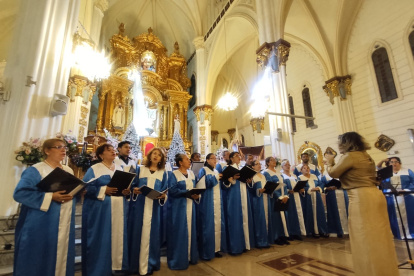 Guayaquil. El coro, junto a su directora, aparece en la presentación del 7 de diciembre en iglesia La Merced.