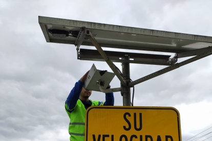 Chequeo. Un fotorradar de la CTE, ubicado en una carretera de Manabí.