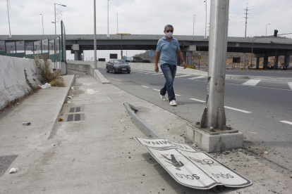 La señalética está bajando hacia la avenida León Febres Cordero, frente a La Joya.