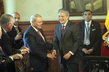 Varios senadores que apoyaron la ley, encabezados por Menéndez, se reunieron en octubre de 2022 con el presidente Guillermo Lasso.