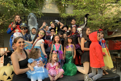 Niños disfrutando con disfraces en Jardines plaza