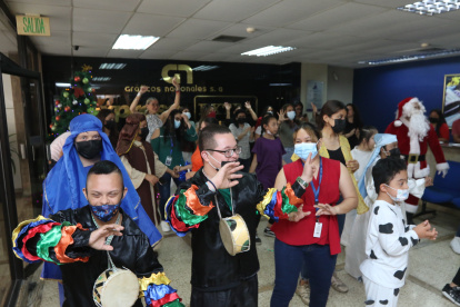 Los niños de Fasinarm pusieron a bailar a los colaboradores de Granasa