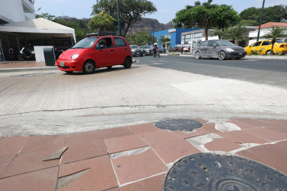 VARIAS CERAMICAS ROTAS EN ZONA REGENERADA DE URDESA CALLE JUAN DE DIOS MARTINEZ MERA Y MANUEL RENDON SEMINARIO PERIODISTA : FECHA : 15/12/2022 Agencia (ag-extra)