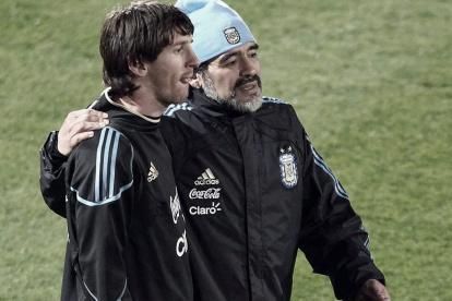 Diego Maradona (d) dirigió a Lionel Messi en la Copa del Mundo de Sudáfrica 2010.