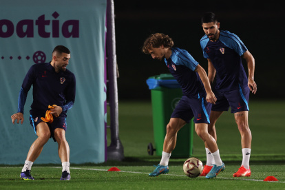 Doha (Qatar), 16/12/2022.- (L-R) Mateo Kovacic, Luka Modric, and Martin Erlic of Croatia attend their training session in Doha, Qatar, 16 December 2022. Croatia will face Morocco in their FIFA World Cup 2022 third place soccer match on 17 December 2022. (Mundial de Fútbol, Croacia, Marruecos, Catar) EFE/EPA/Tolga Bozoglu