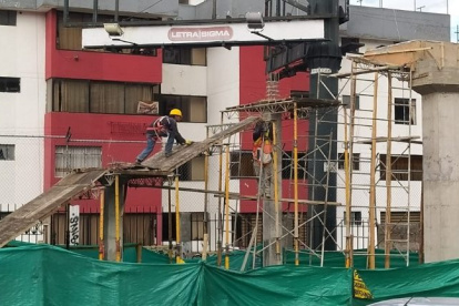 Ayuda. Estas obras se ejecutan en pro de la seguridad peatonal