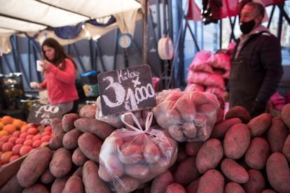 El 90 % de los productos sufrieron alzas, el mayor registro se vio en el costo de las frutas.