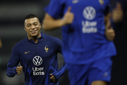 DOHA (CATAR), 16/12/2022.- El jugador de Francia Kylian Mbappé participa en un entrenamiento de su selección en Doha, Catar, este viernes. Francia se enfrentará el domingo a Argentina en la final del Mundial de Fútbol de Qatar 2022. EFE/Alberto Estévez