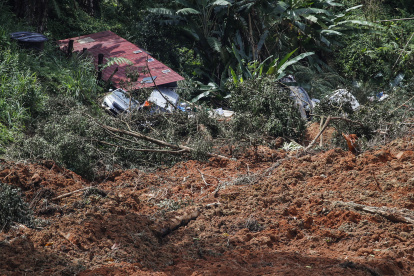 Varios coches y una vivienda destrozados tras el corrimiento de tierra ocurrido en Kuala Lumpur.EFE/EPA/FAZRY ISMAIL