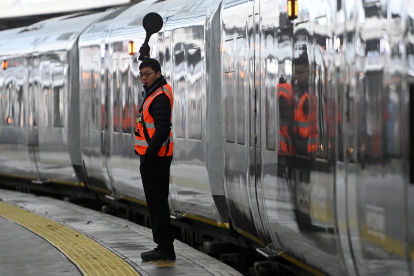 Un tren en la estación de Waterloo en Londres este 13 de diciembre de 2022. /EPA/ANDY RAIN