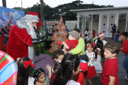 Personaje. Papá Noel llegó a la urbanización para disfrutar con los más pequeños.