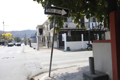 Señalética en mal estado entre las calles Jiguas y avenida Primera de Urdesa.