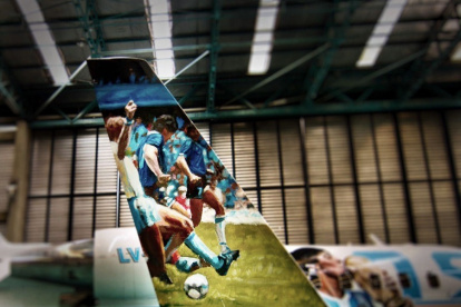 En el avión había una exposición itinerante de la vida del astro argentino.