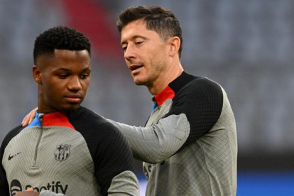 Ansu Fati (i) y Lewandowski durante los trabajos de ayer de los culés.