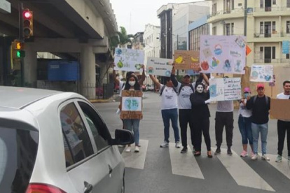 En las calles, los estudiantes de la Universidad de Agraria invitan a la comunidad a que se sumen al cuidado del ambiente.