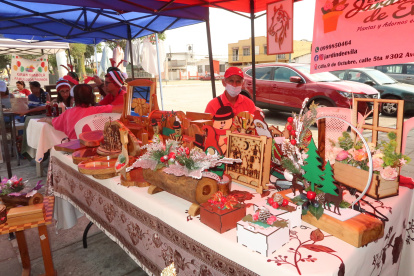 Una variedad de artículos y productos fueron ofrecidos en el feria navideña de la ciudadela 9 de Octubre.