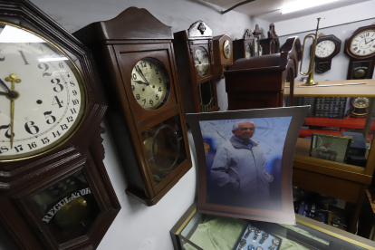 En el taller de don Efrén Coello existen centenares de relojes, desde los de péndulo hasta de bolsillo con leontina.