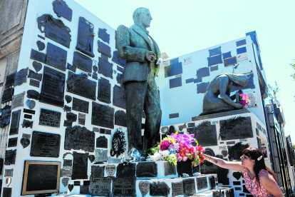 En el mausoleo donde reposan desde 1937 los restos de Gardel y su madre, Berthe Gardés.