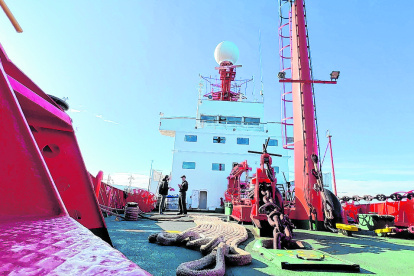 Una vista a la cubierta del buque oceanográfico ‘Hespérides’, en aguas chilenas, camino al sur.