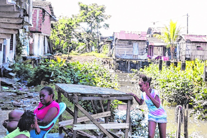 Niñas juegan afuera de su casa en el barrio Juan XXIII.