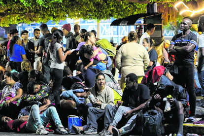 Migrantes indocumentados espeando en el parque central de Tapachula en Chiapas (México)