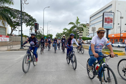 Los compañeros de los fallecidos pedalearon en su honor por las calles de Machala.