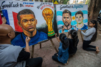 En Bombay, India, hinchas viven intensamente la final del Mundial.