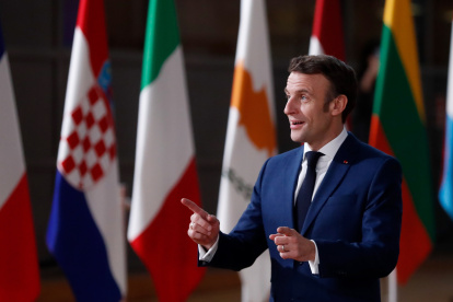 El presidente de Francia en uno de los últimos actos oficiales previo a viajar a Qatar.