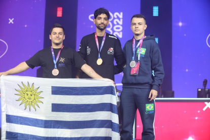 Hassan Pajani, de Irán (c), junto Spek de Freitas y Williams Freire Méndez.