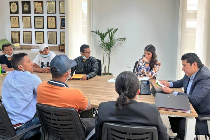 Mientras se dilucida la vocalía de los trabajadores, Richard Gómez (d) busca sumar apoyos.