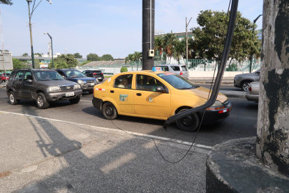 Cables peligrosos que se encuentran regados en el piso de la avenida. Carlos Julio Arosemena y Las Monjas.